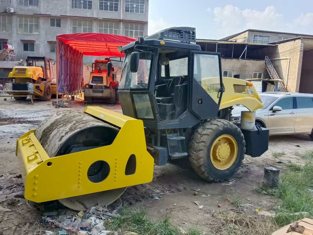 High-Density Surfaces Made Easy with the Lujie Roller Compactor XMR403VT IV A Must-Have for Roadwork and Infrastructure Projects