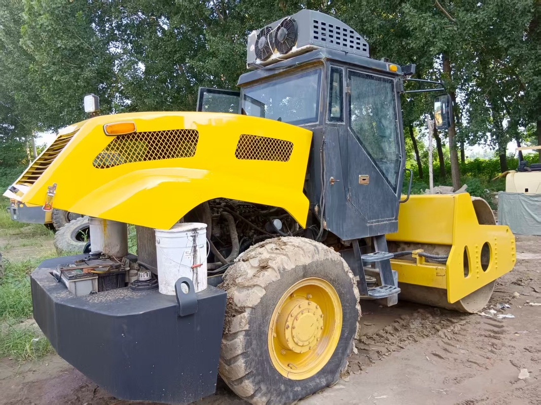 High-Density Surfaces Made Easy with the Lujie Roller Compactor XMR403VT IV A Must-Have for Roadwork and Infrastructure Projects