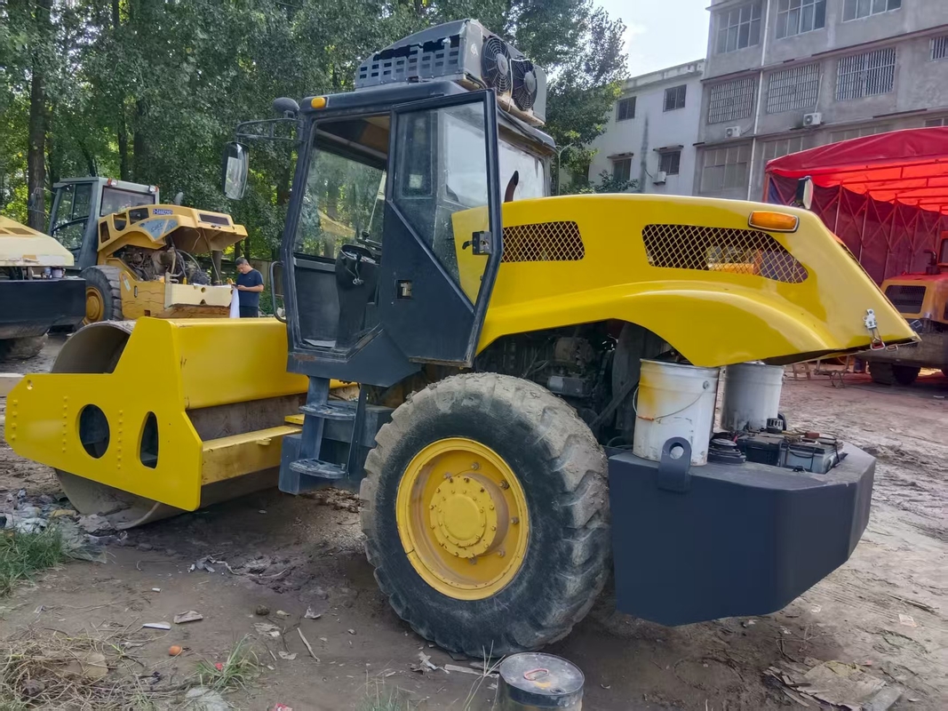High-Density Surfaces Made Easy with the Lujie Roller Compactor XMR403VT IV A Must-Have for Roadwork and Infrastructure Projects