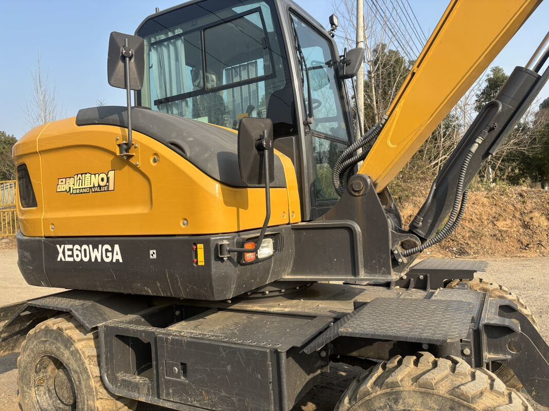 Excavateur mini utilisé modèle XE60WGA Conçu pour des performances dans des espaces de travail confinés avec une vitesse d'oscillation réactive de 10 tr / min