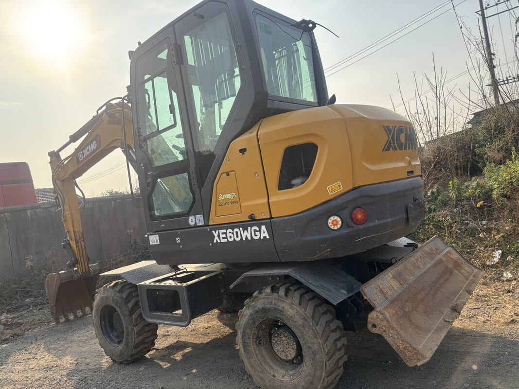 Excavateur mini utilisé modèle XE60WGA Conçu pour des performances dans des espaces de travail confinés avec une vitesse d'oscillation réactive de 10 tr / min