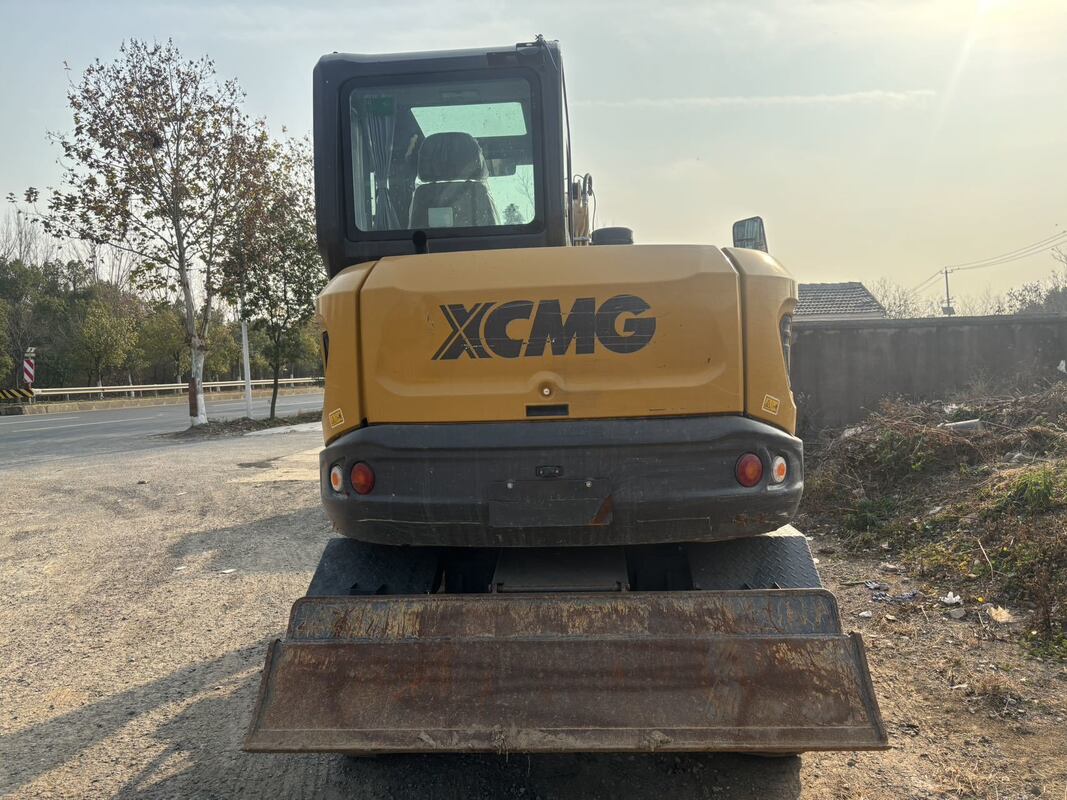 Excavateur mini utilisé modèle XE60WGA Conçu pour des performances dans des espaces de travail confinés avec une vitesse d'oscillation réactive de 10 tr / min