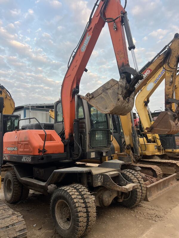 Mini-excavatrice d'occasion adaptée aux travaux d'excavation, d'aménagement paysager et d'installation de services publics dans des environnements urbains exigeants