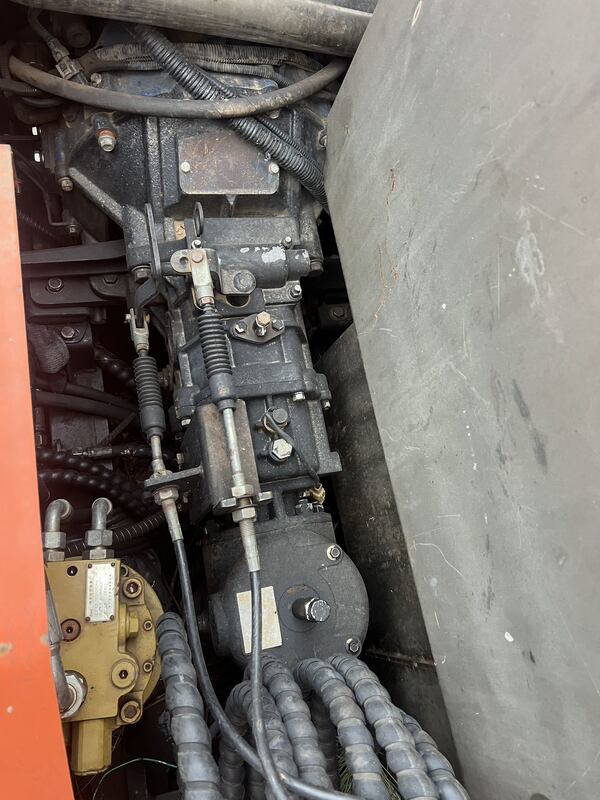 Mini-excavatrice d'occasion adaptée aux travaux d'excavation, d'aménagement paysager et d'installation de services publics dans des environnements urbains exigeants